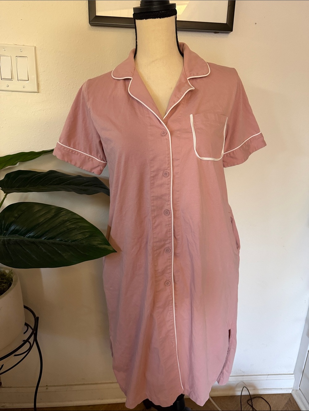 Classic Short-Sleeve Pink Cotton Nightshirt with Contrast Piping
